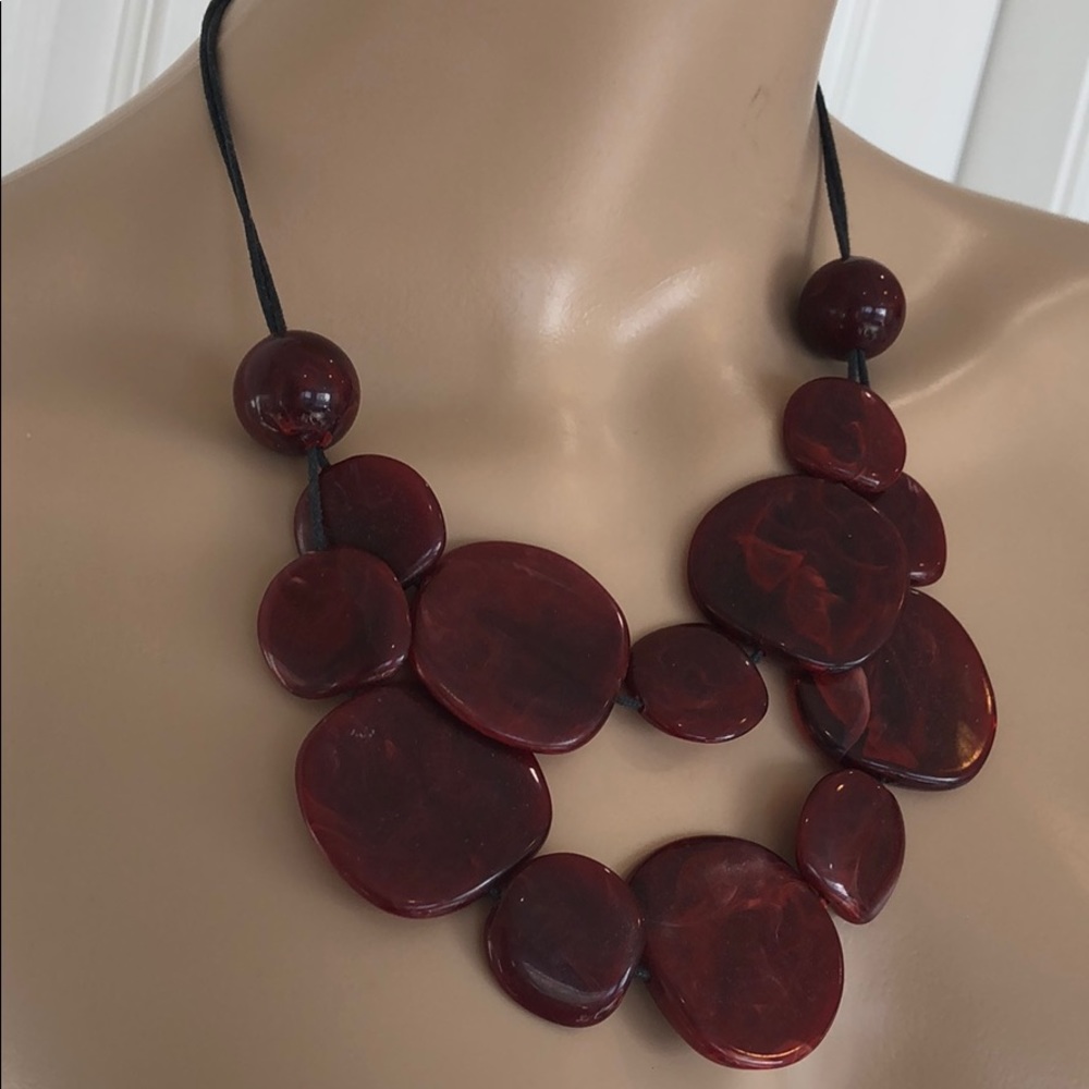 Maroon plastic chunky-bead retro-style necklace